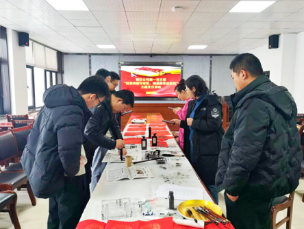 新區(qū)公司第一黨支部開展“迎春納福寫春聯(lián)，翰墨飄香送祝?！敝黝}黨日活動